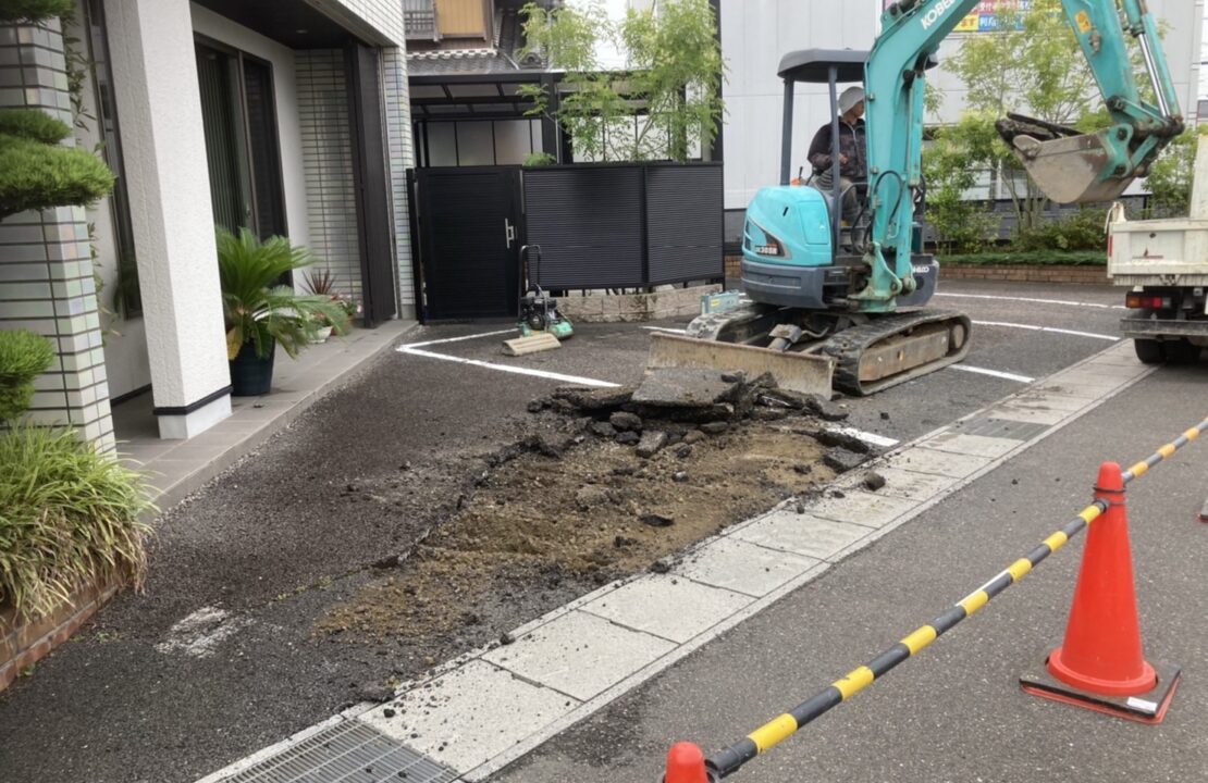 アスファルトの駐車場を解体している様子