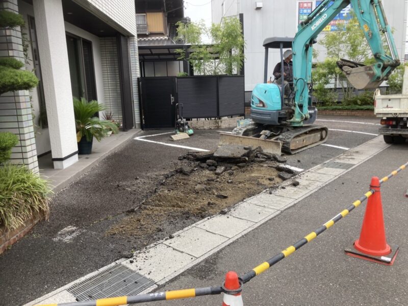 アスファルトの駐車場を解体している様子