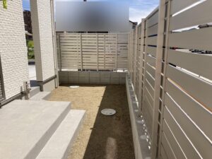 お庭は人工芝下地で仕上げ
