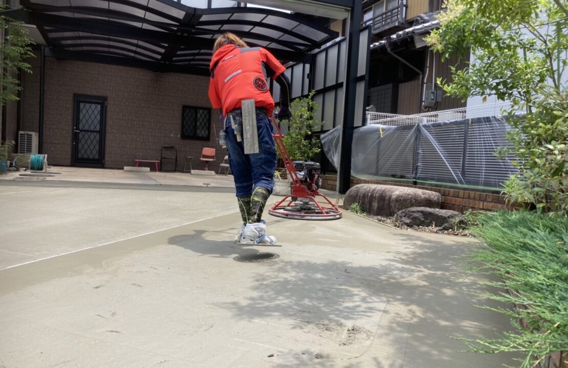 土間コンクリート施工の様子