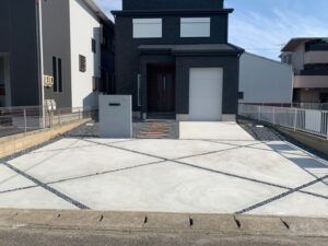 斜めスリットが印象的な一宮市のシンプルモダンな新築外構