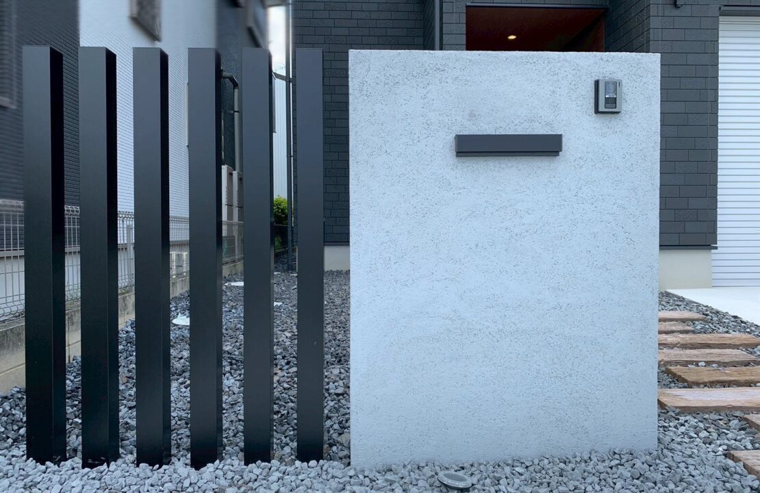一宮市の枕木と組み合わせた造作門柱