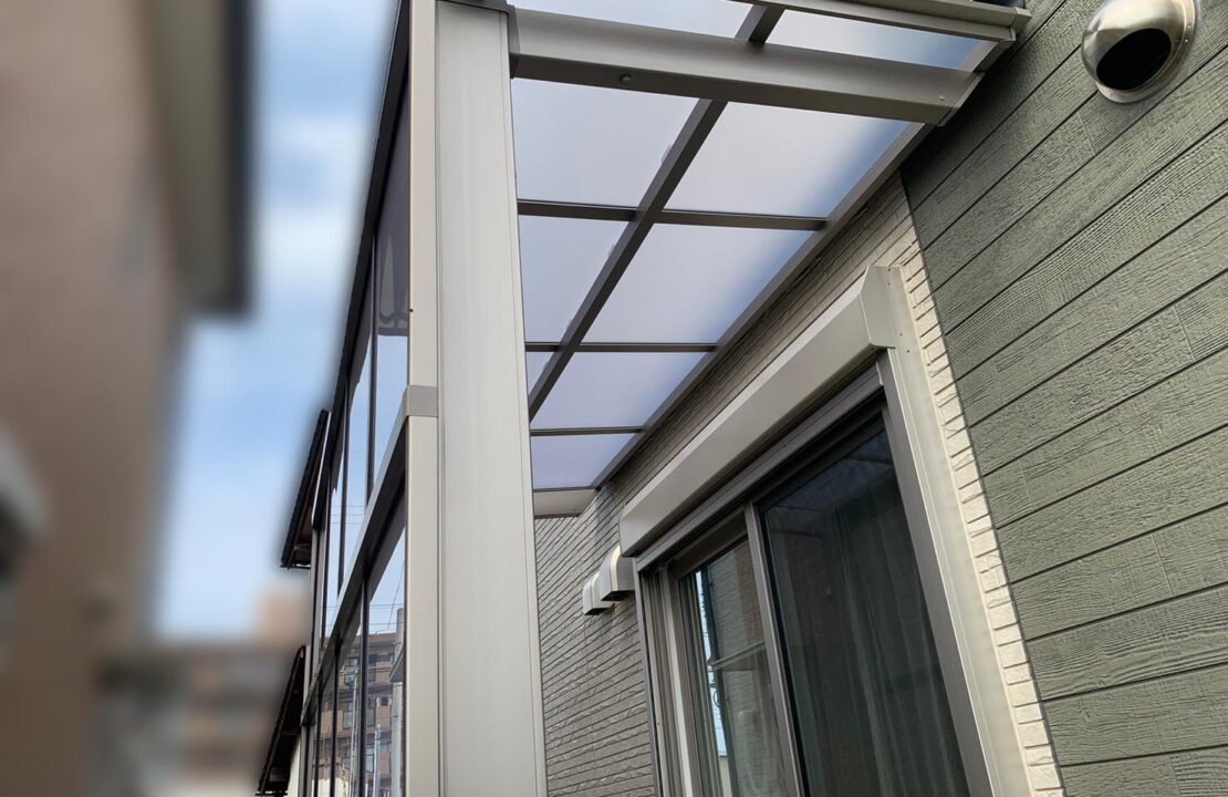 テラス屋根を設置して天気を気にせず使用できる空間に