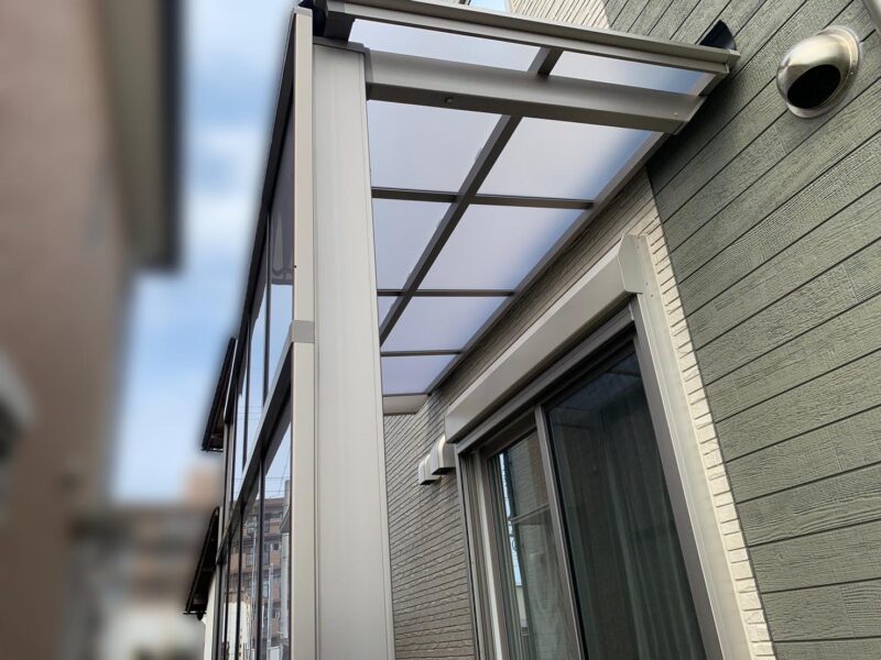 テラス屋根を設置して天気を気にせず使用できる空間に