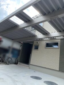 採光折板を採用し、明るさにも配慮したカーポート設置工事