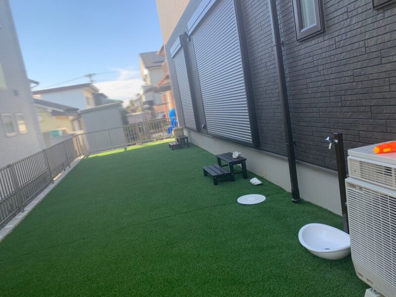 全面に人工芝を施工したお庭