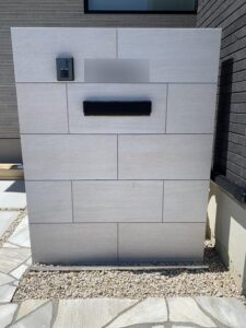 白を基調としたタイル仕上げの造作門柱