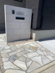 乱形石のアプローチがある尾張旭市の新築外構