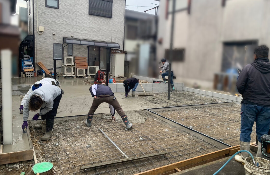 岩倉市外構リフォーム 土間コンクリート打設の様子