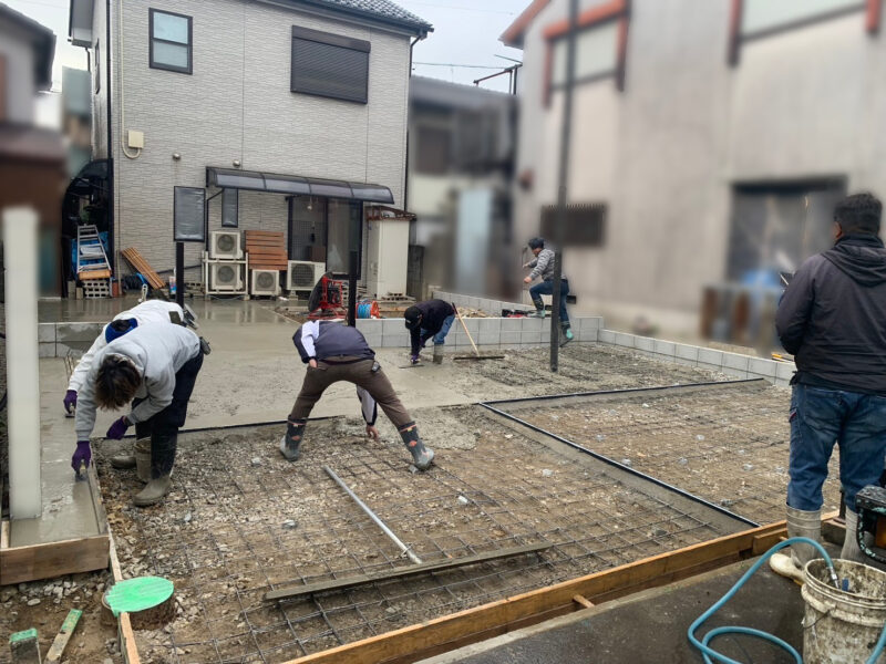 岩倉市外構リフォーム 土間コンクリート打設の様子