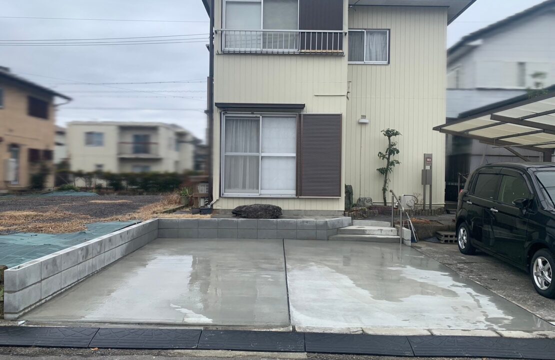 外構リフォーム施工後　既設駐車場と高さを合わせて土間コンクリートを打設