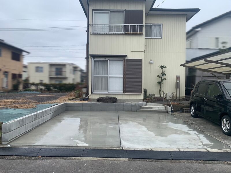 外構リフォーム施工後　既設駐車場と高さを合わせて土間コンクリートを打設