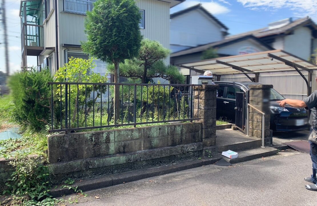 可児市の外構リフォーム施工前　門塀、庭石、植栽、フェンス解体前の様子