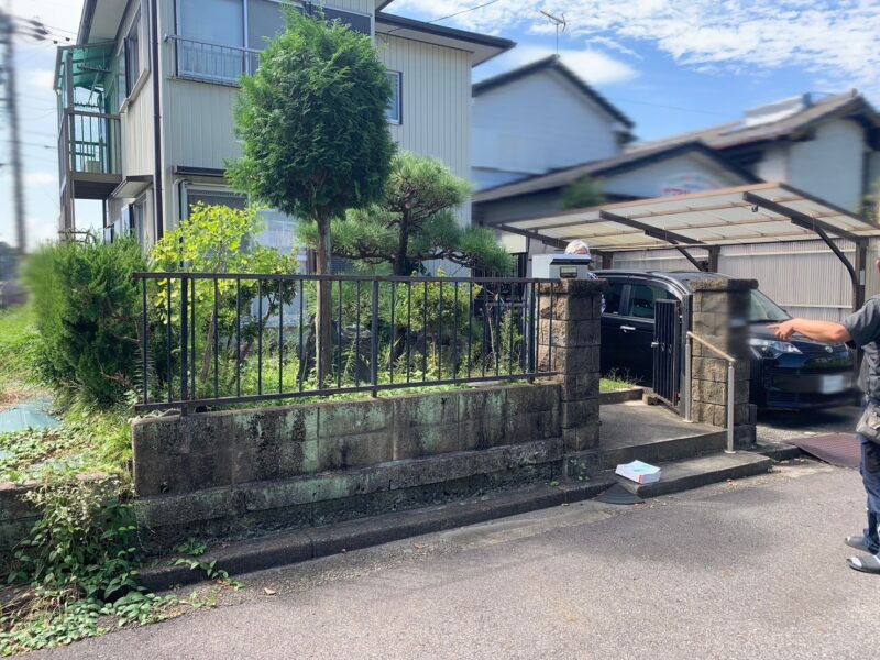可児市の外構リフォーム施工前　門塀、庭石、植栽、フェンス解体前の様子