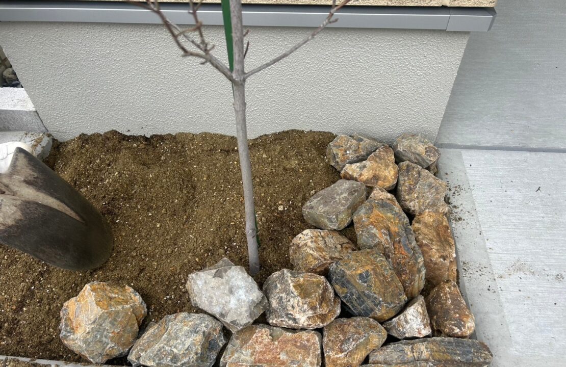 栗石の設置　石の向きにもこだわって設置