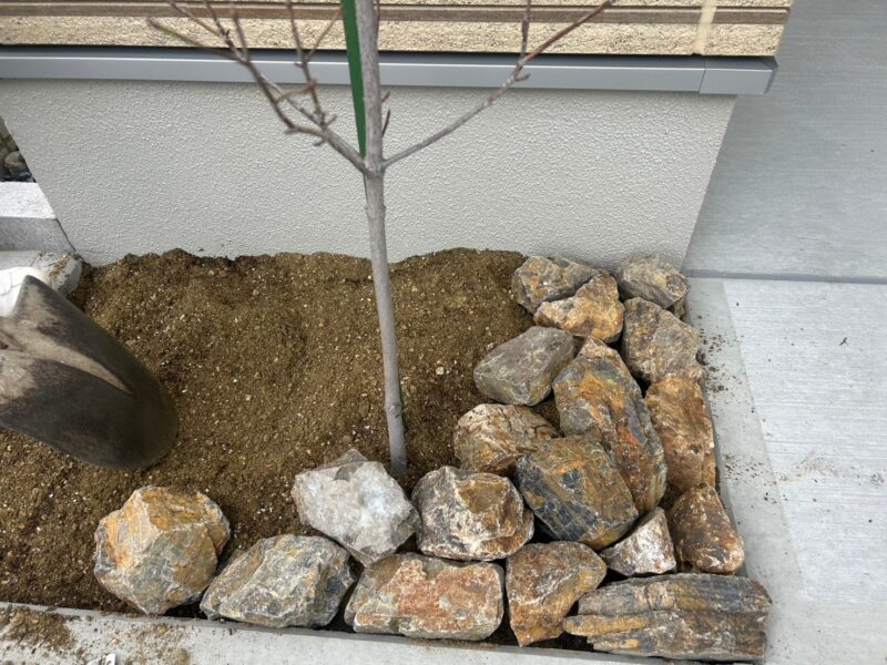 栗石の設置　石の向きにもこだわって設置