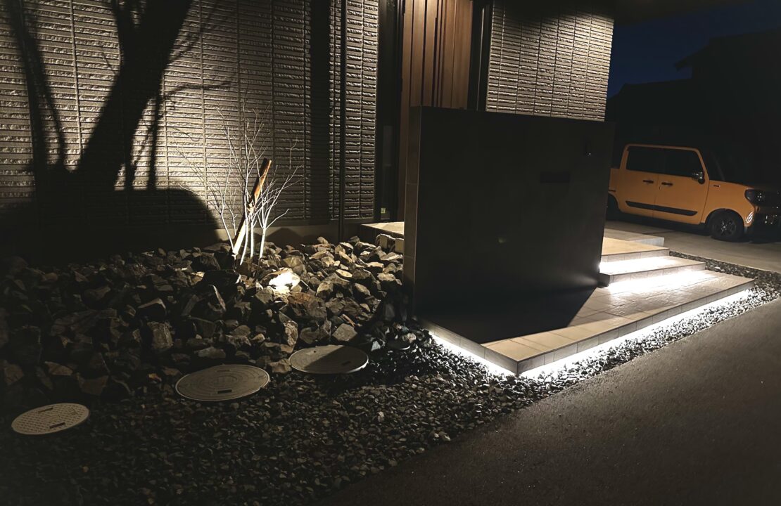 フロート階段のラインライトが映える新築外構の夜間ライティング