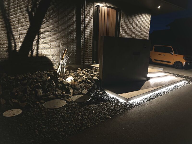 フロート階段のラインライトが映える新築外構の夜間ライティング