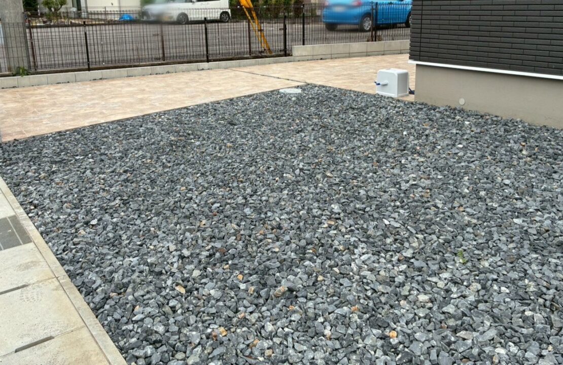 縦列駐車ができるように施工した砕石敷設の駐車場