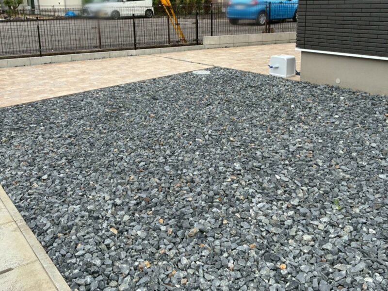 縦列駐車ができるように施工した砕石敷設の駐車場