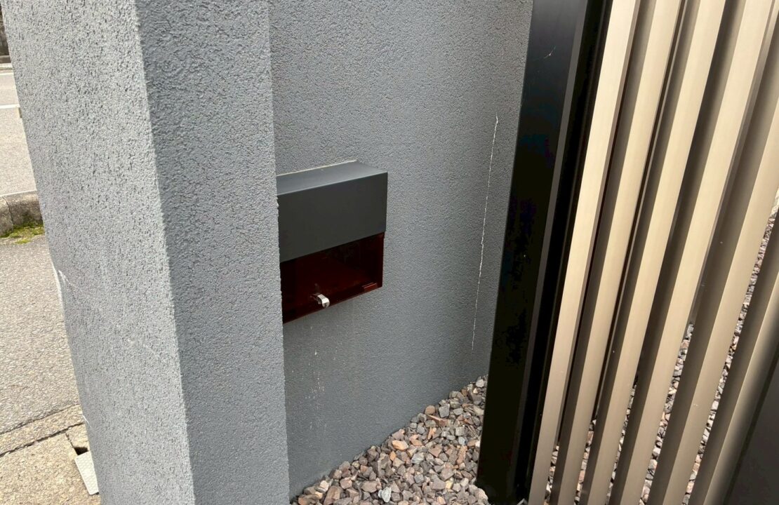 白華現象施工後　門柱裏側