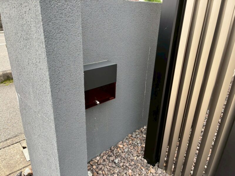 白華現象施工後　門柱裏側