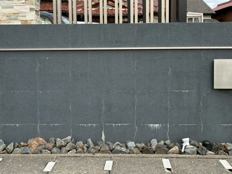 門柱に白華現象が発生した外構リフォーム前の様子