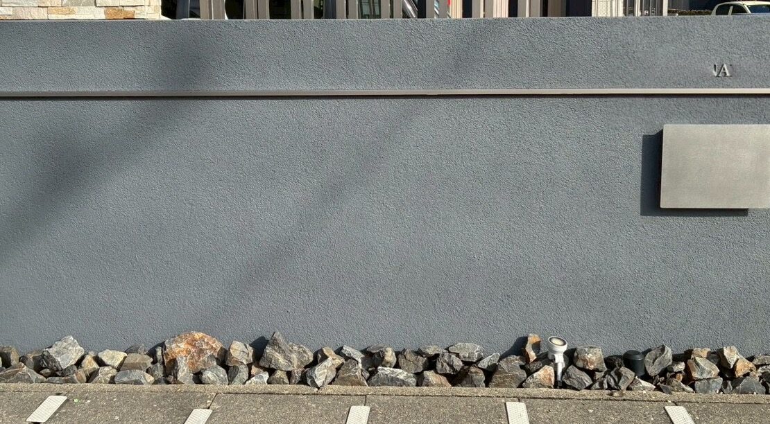 門柱の白い汚れを同色塗装で補修した外構リフォーム後