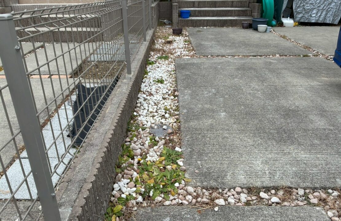 一宮市　駐車場リフォーム前 スリット部分から雑草が生えている状態