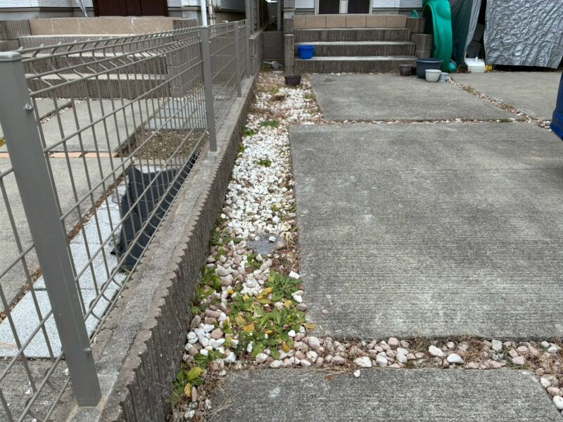 一宮市　駐車場リフォーム前 スリット部分から雑草が生えている状態