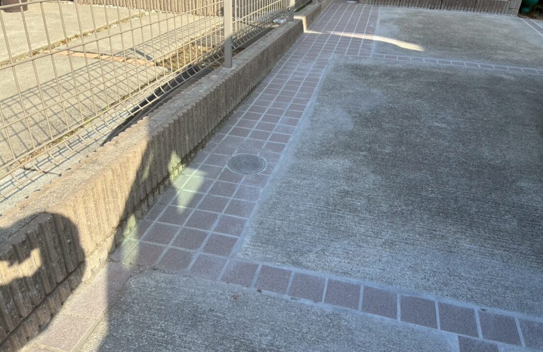 一宮市 駐車場リフォーム スリット部分にタイル施工した駐車場