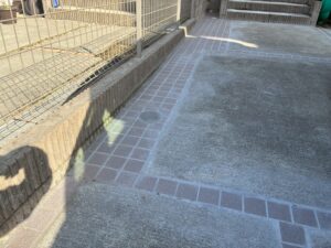 一宮市 駐車場リフォーム スリット部分にタイル施工した駐車場