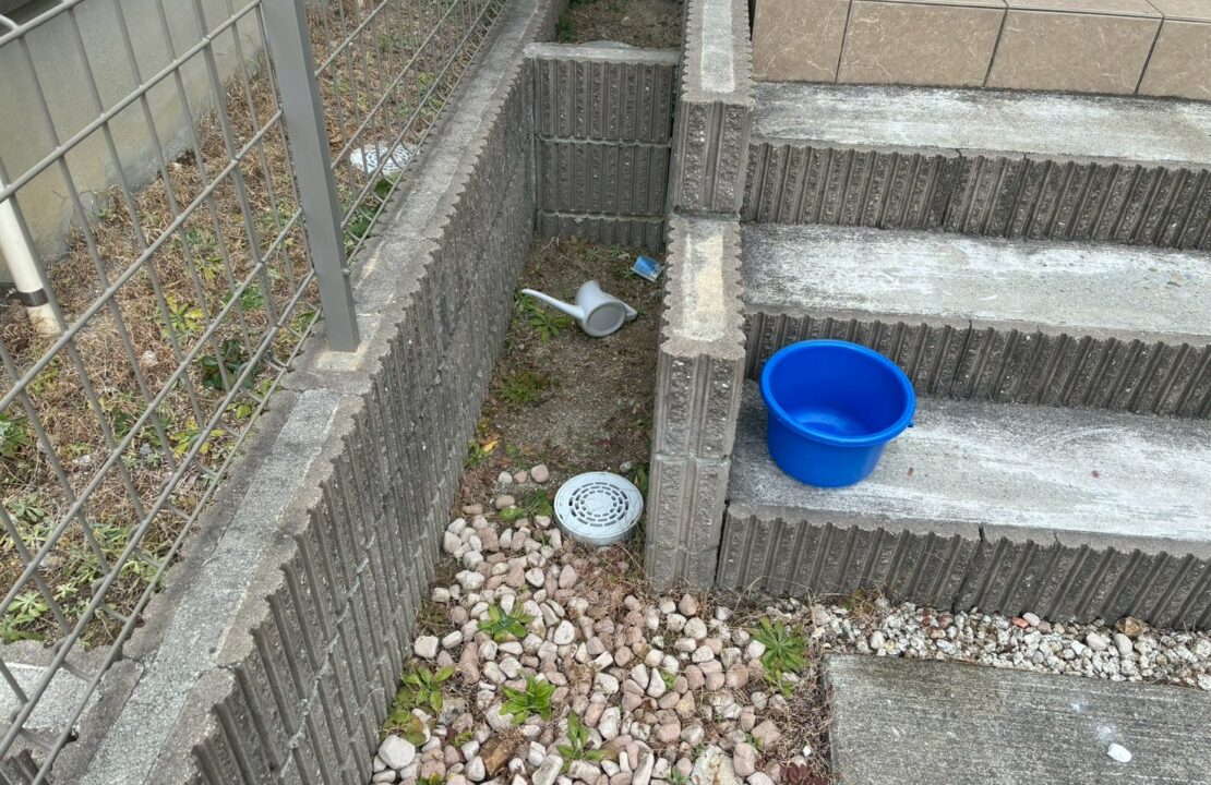 一宮市の駐車場リフォーム前スリットの様子