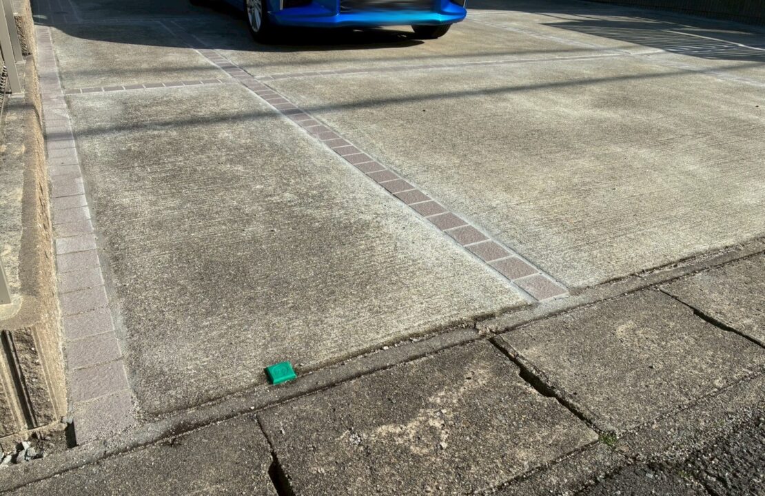 駐車場リフォーム施工後 スリットにタイル施工