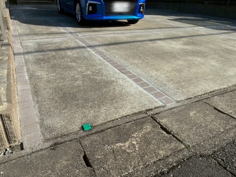 駐車場リフォーム施工後 スリットにタイル施工