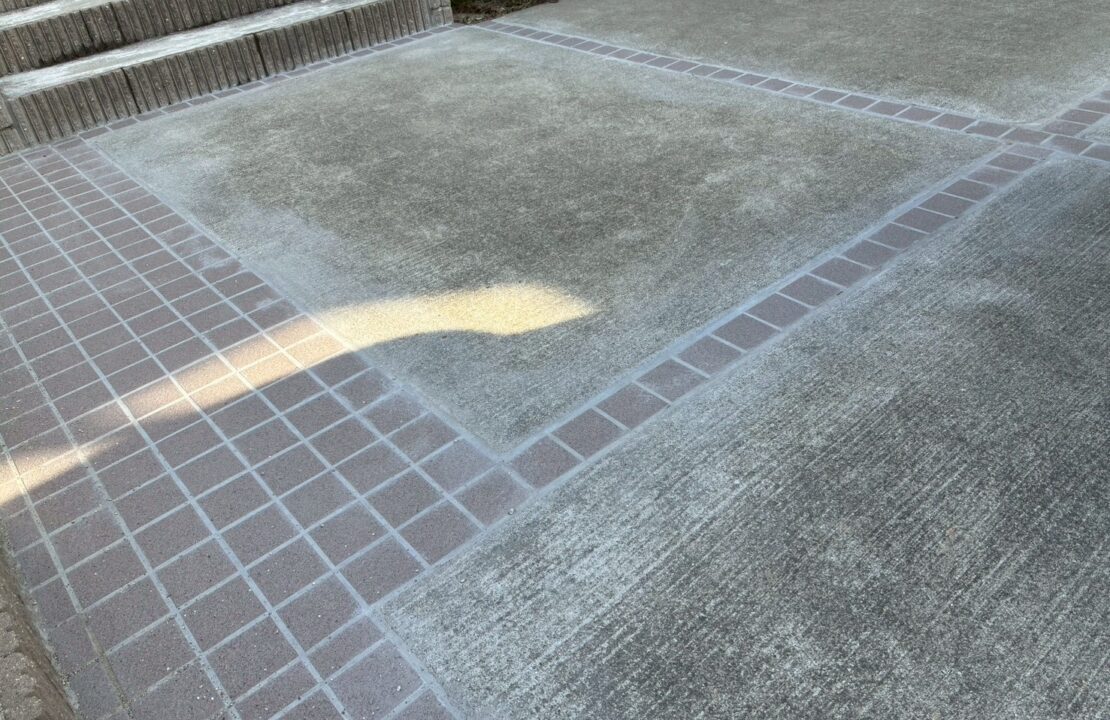 スリット部分にタイルを施工して雑草対策した一宮市の駐車場リフォーム