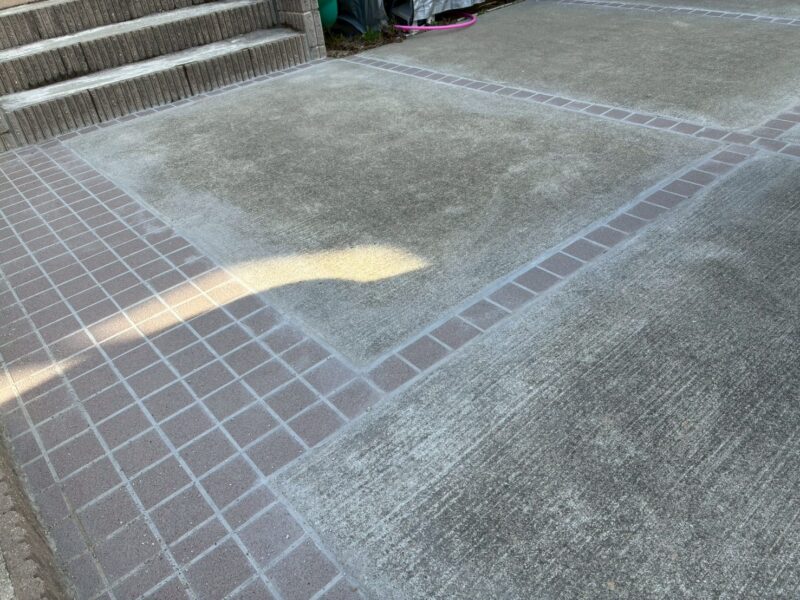 スリット部分にタイルを施工して雑草対策した一宮市の駐車場リフォーム