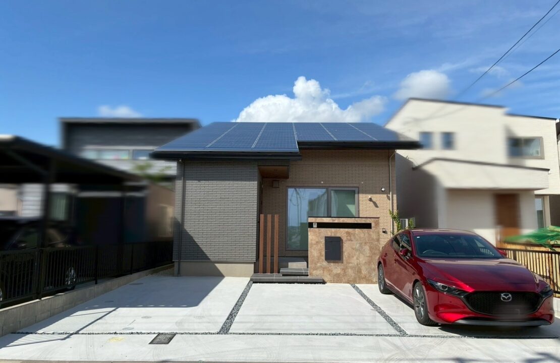 フロート階段と造作門柱が映えるシンプルモダンな新築外構