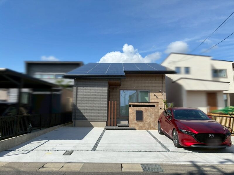 フロート階段と造作門柱が映えるシンプルモダンな新築外構