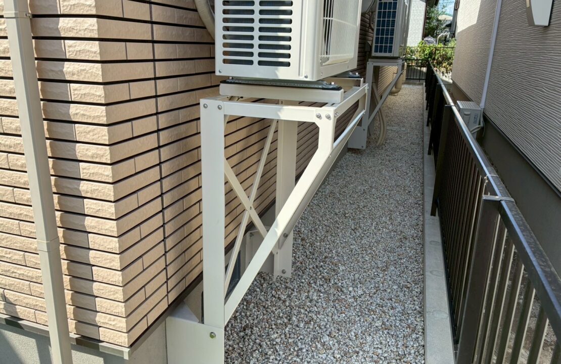 建物外周は防草シート+白川砂利を敷設
