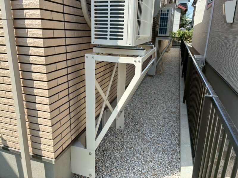建物外周は防草シート+白川砂利を敷設