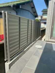 玄関前の視線を遮るフェンスを新設した新築外構