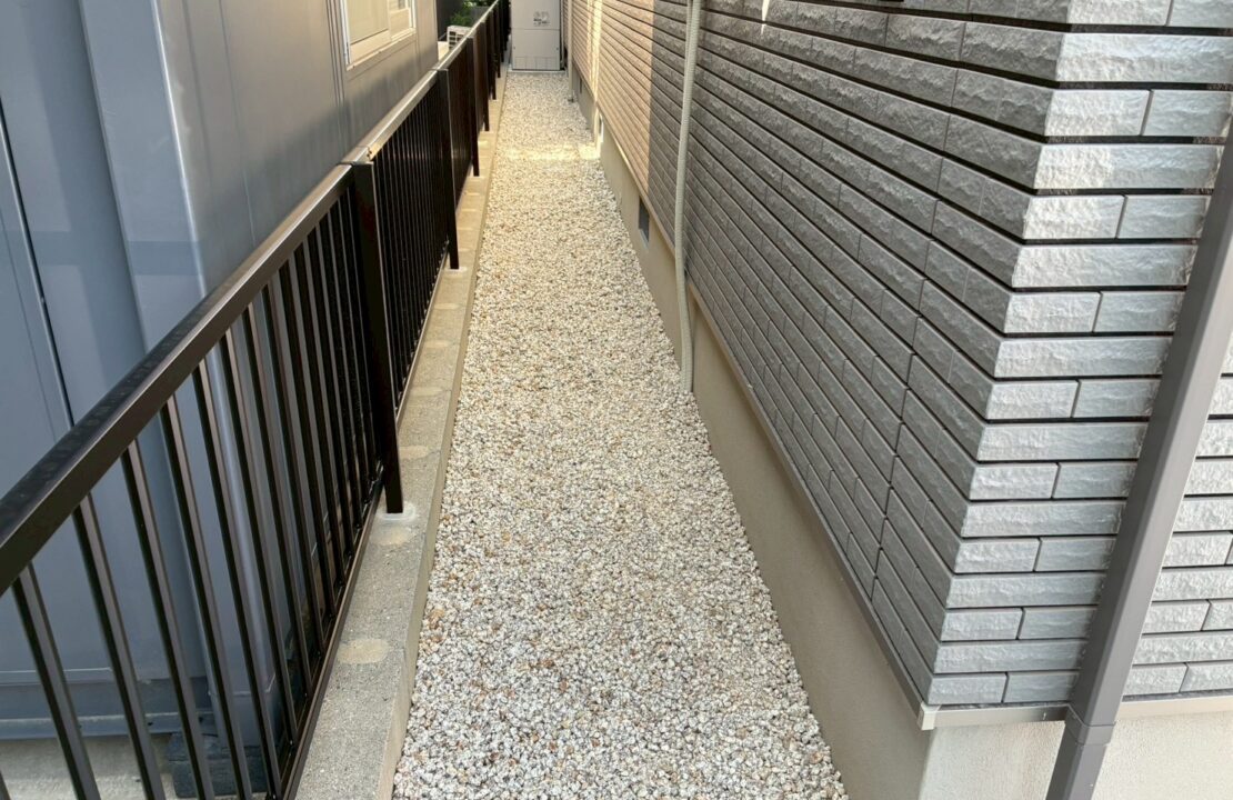 外周フェンスを取り付けた建物外周