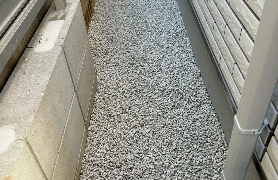 建物外周防草シート+白川砂利敷設
