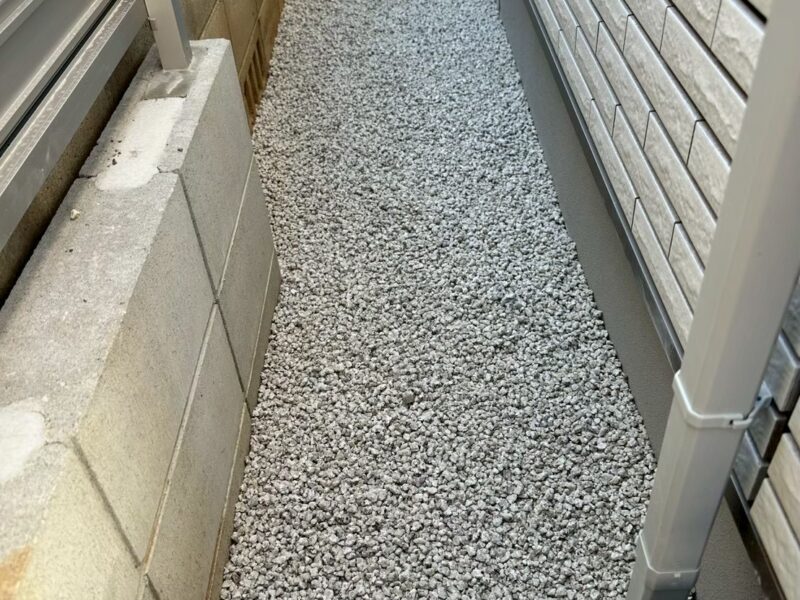 建物外周防草シート+白川砂利敷設