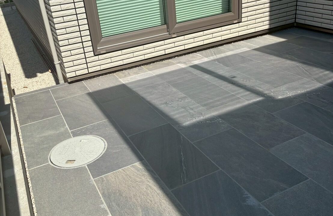 アプローチのタイルとデッキのタイルを統一した玄関横のタイルデッキ