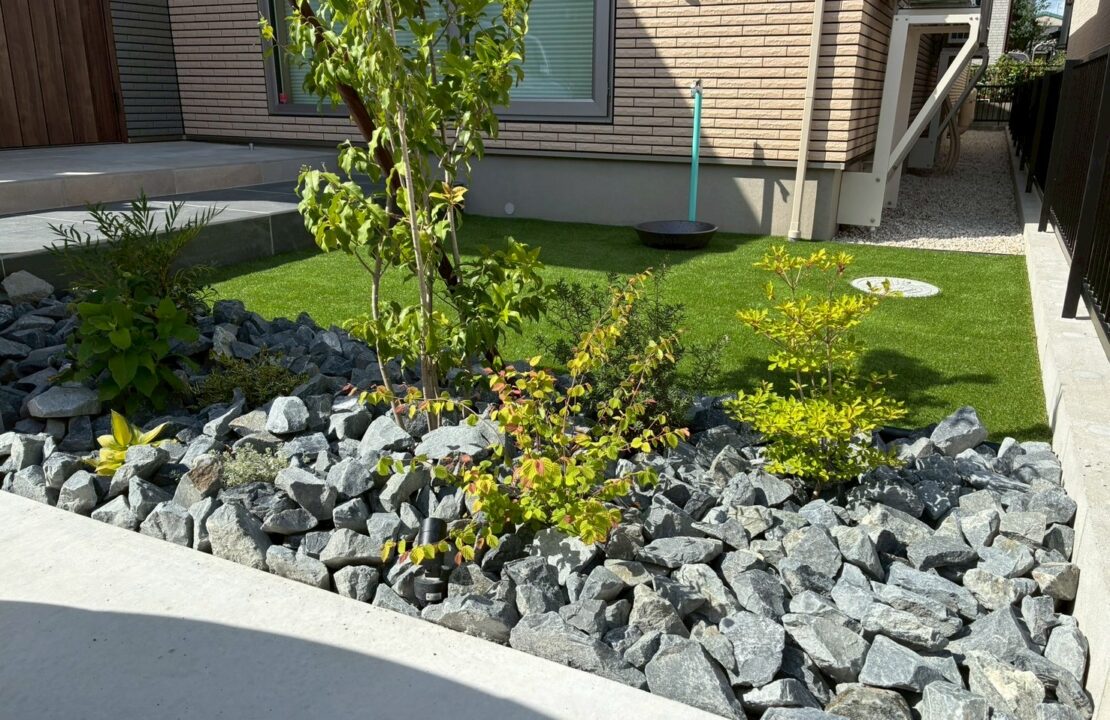人工芝と栗石を組み合わせたナチュラルモダンなお庭周り