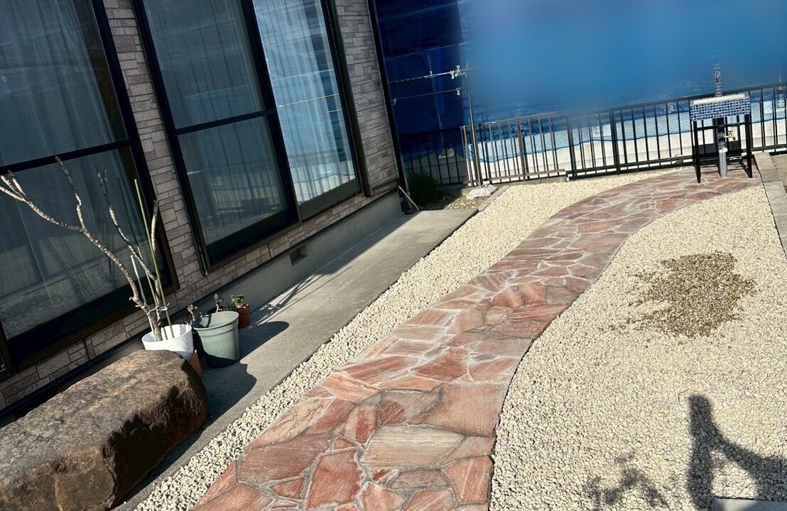 一宮市のリフォーム施工事例｜お庭の園路にピンク系乱形石張りでアクセント