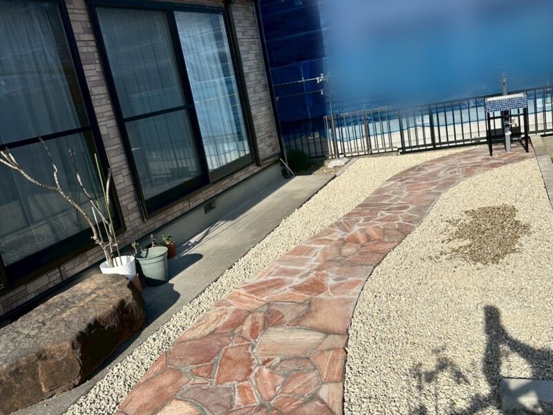 一宮市のリフォーム施工事例｜お庭の園路にピンク系乱形石張りでアクセント