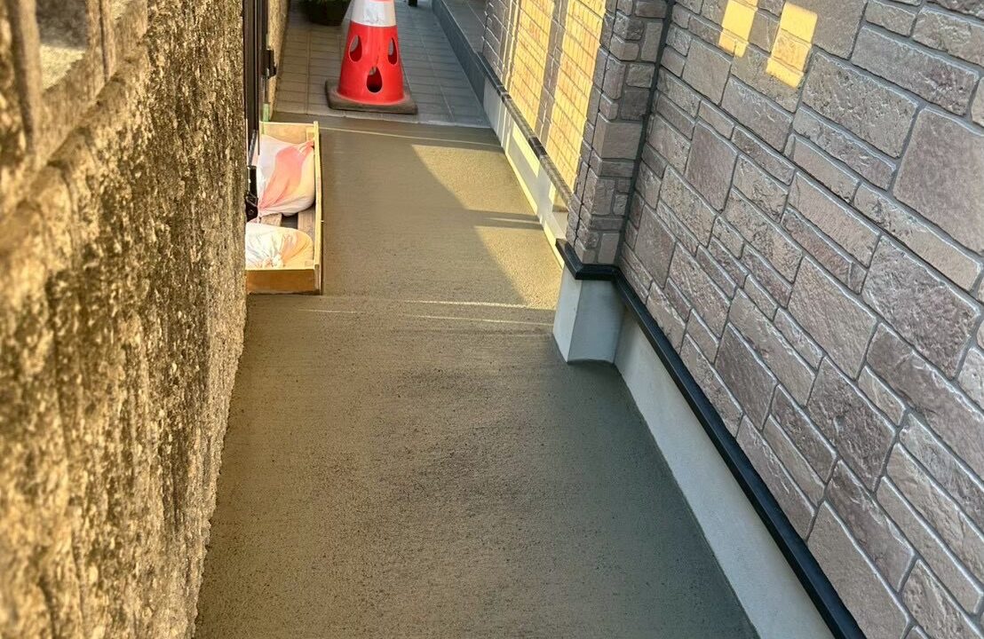 玄関に続く通路を歩きやすいスロープに変更した一宮市の外構リフォーム施工事例